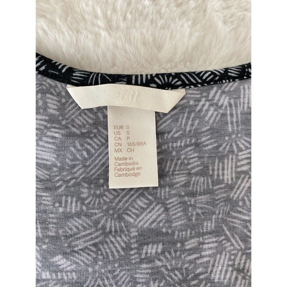T-shirt Blouse from H&M. Size Small - Picture 3 of 5
